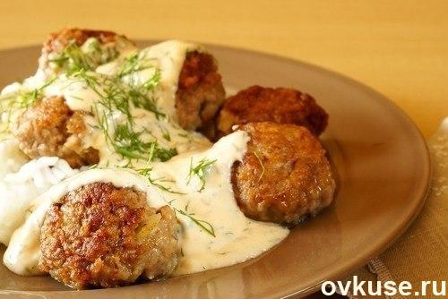 Куриные котлеты со сливочным соусом в микроволновой печи
