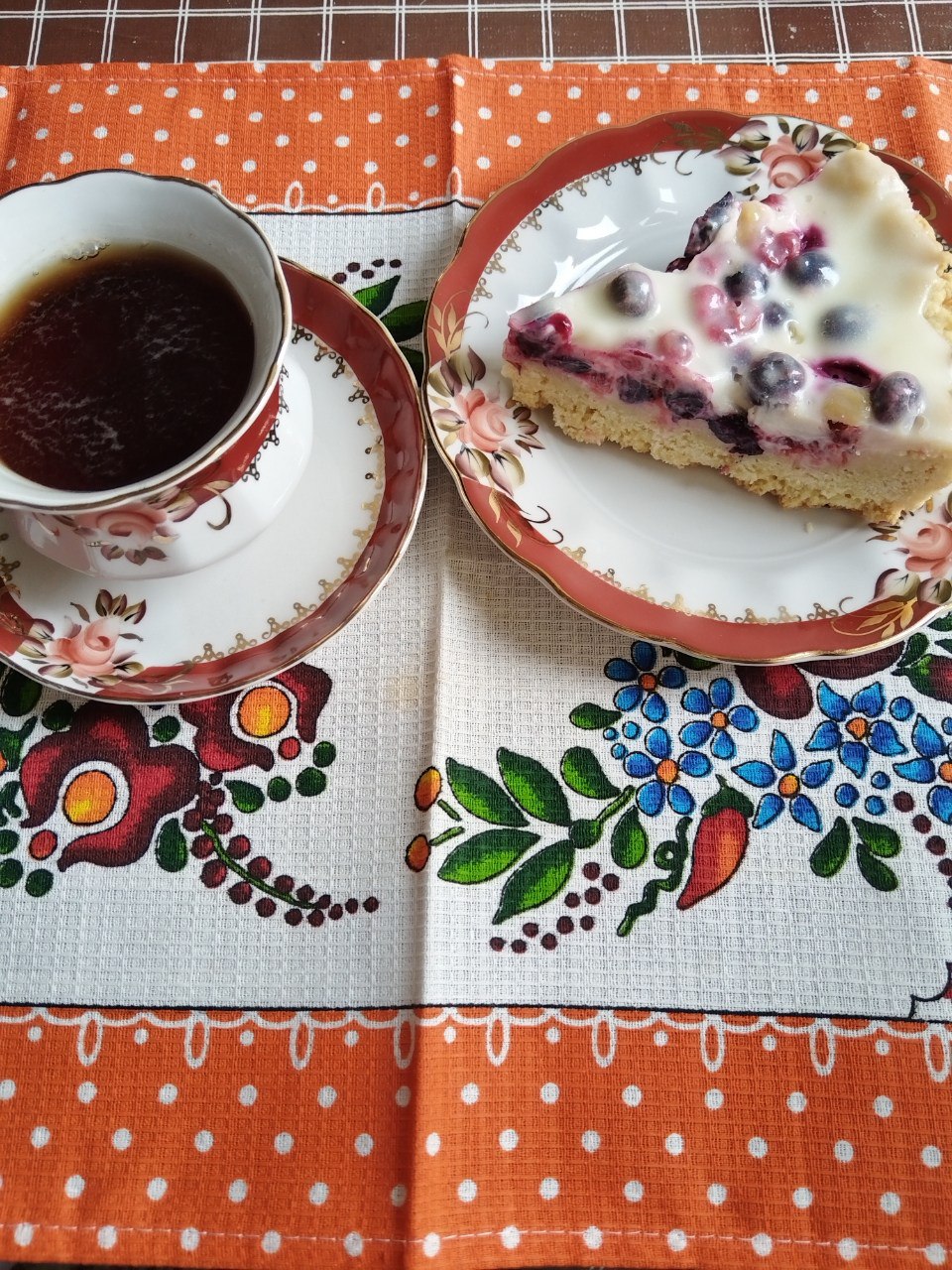 Пирог со смородиной и сметанной заливкой