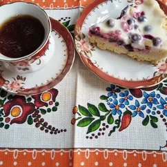 Пирог со смородиной и сметанной заливкой