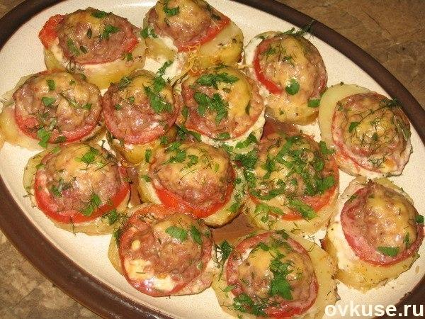Картофель, запеченный с мясом и помидорами