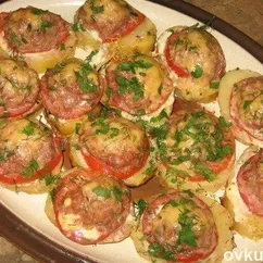 Картофель, запеченный с мясом и помидорами