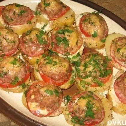 Картофель, запеченный с мясом и помидорами