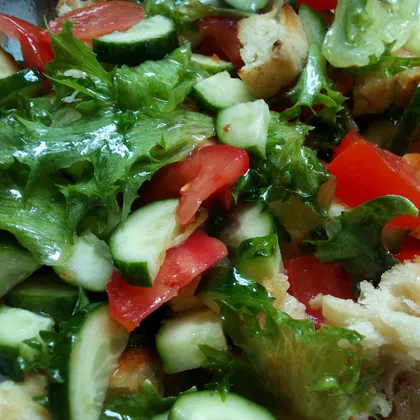 Овощной салат с сухариками из лаваша