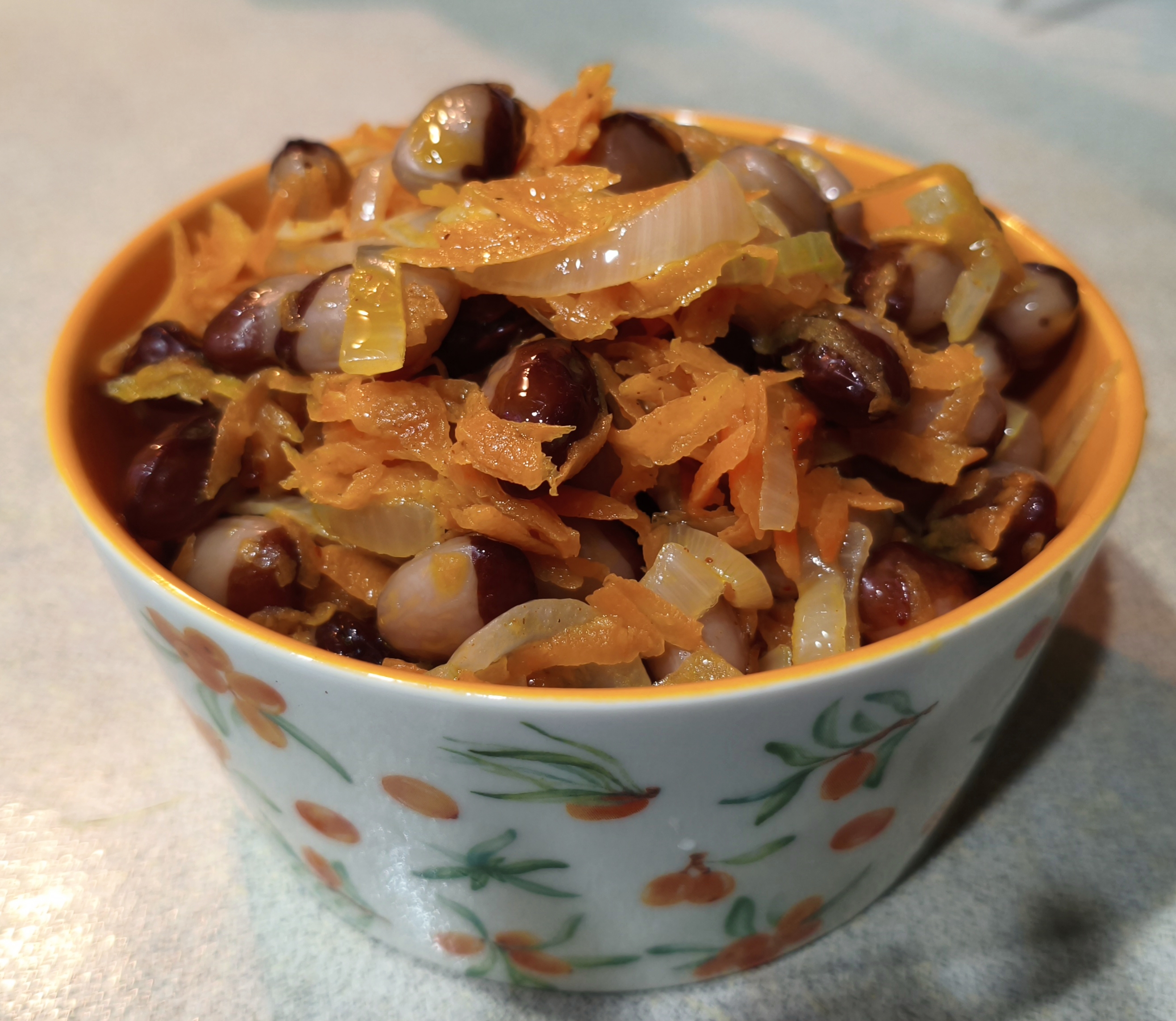 Салат с отварной фасолью