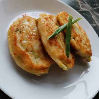 Картофельные оладьи с сыром и зеленым луком
