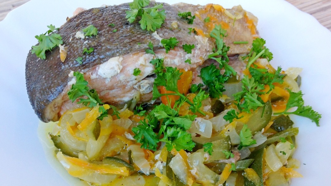 Горбуша на огуречной подушке