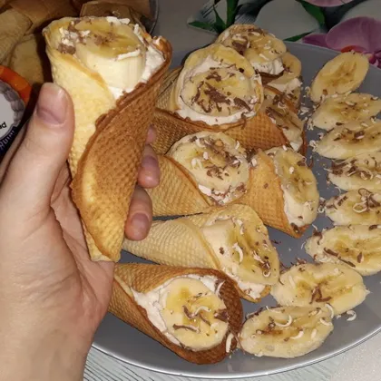 Вафельные рожки с творожно-банановым кремом