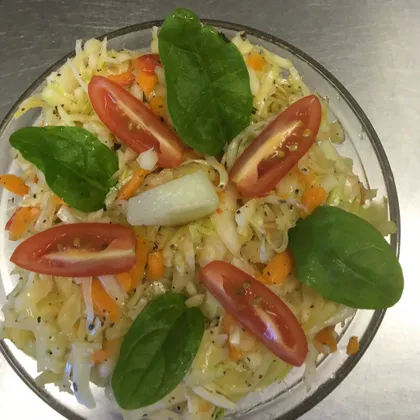 Салат со свежей капустой, сладким перцем и луком-порей