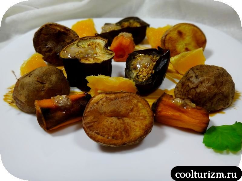 Салат из запеченных овощей с ореховым соусом и апельсинами