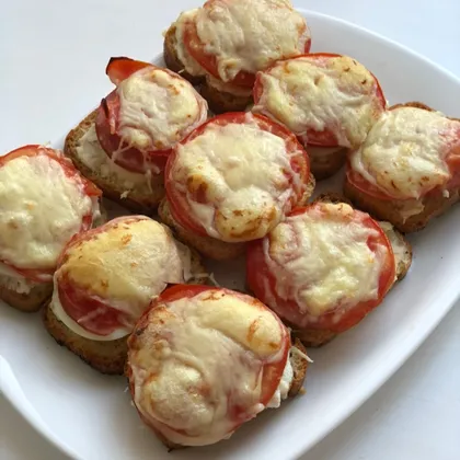 Горячие бутерброды с сыром и помидорами