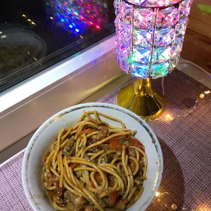 Домашняя паста Wok с хрустящими овощами гриль на ужин
