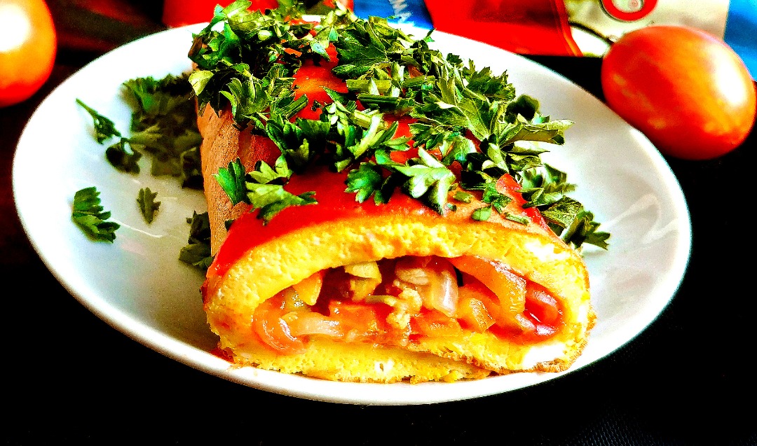 Яичный рулет с овощами