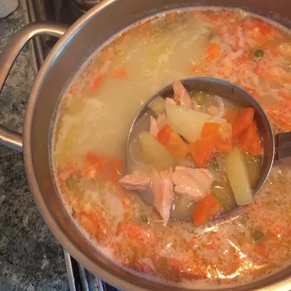 Сливочный суп с лососем и зелёным горошком