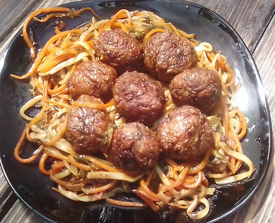 Рыбные шарики с овощной лапшой и Удон