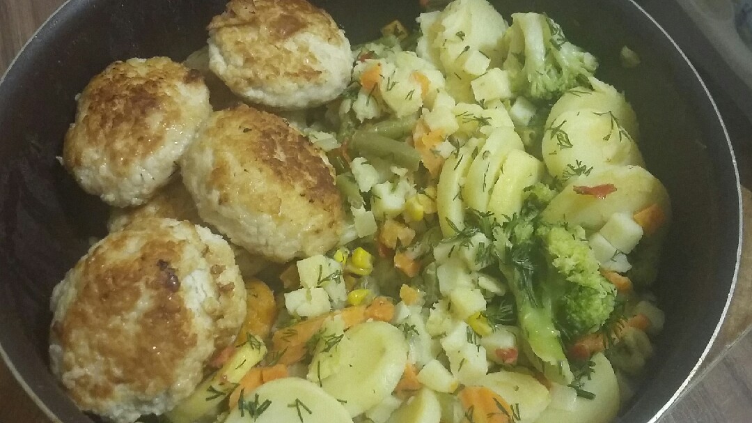 Сочные котлетки с жареным картофелем и овощами