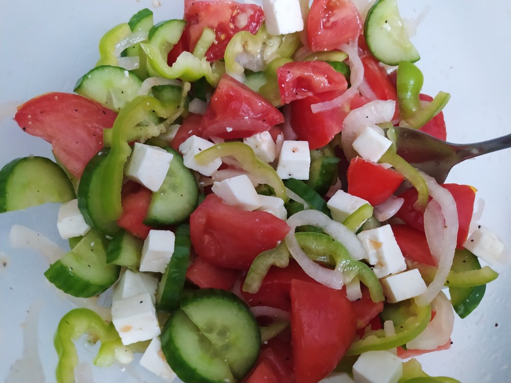 Лёгкий салат с брынзой