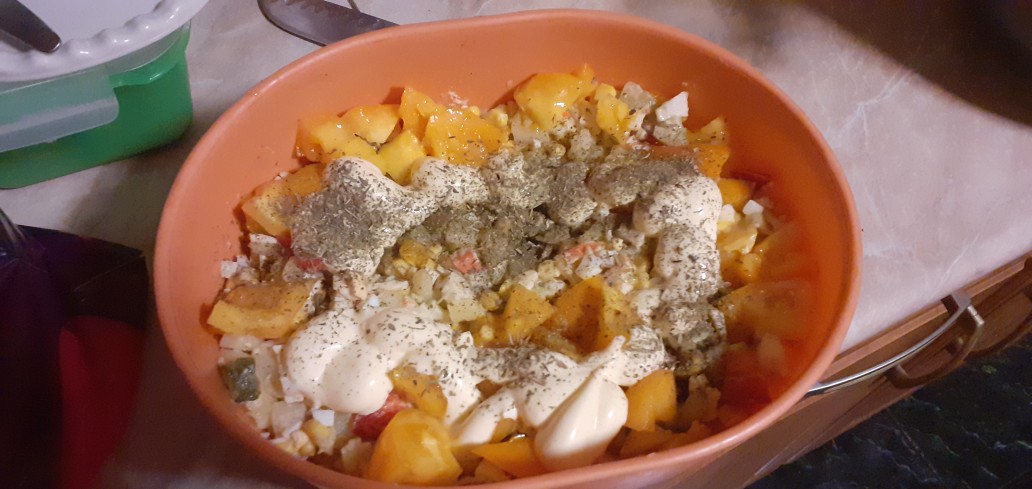 Крабовый салатик с желтыми помидорами и сыром👍