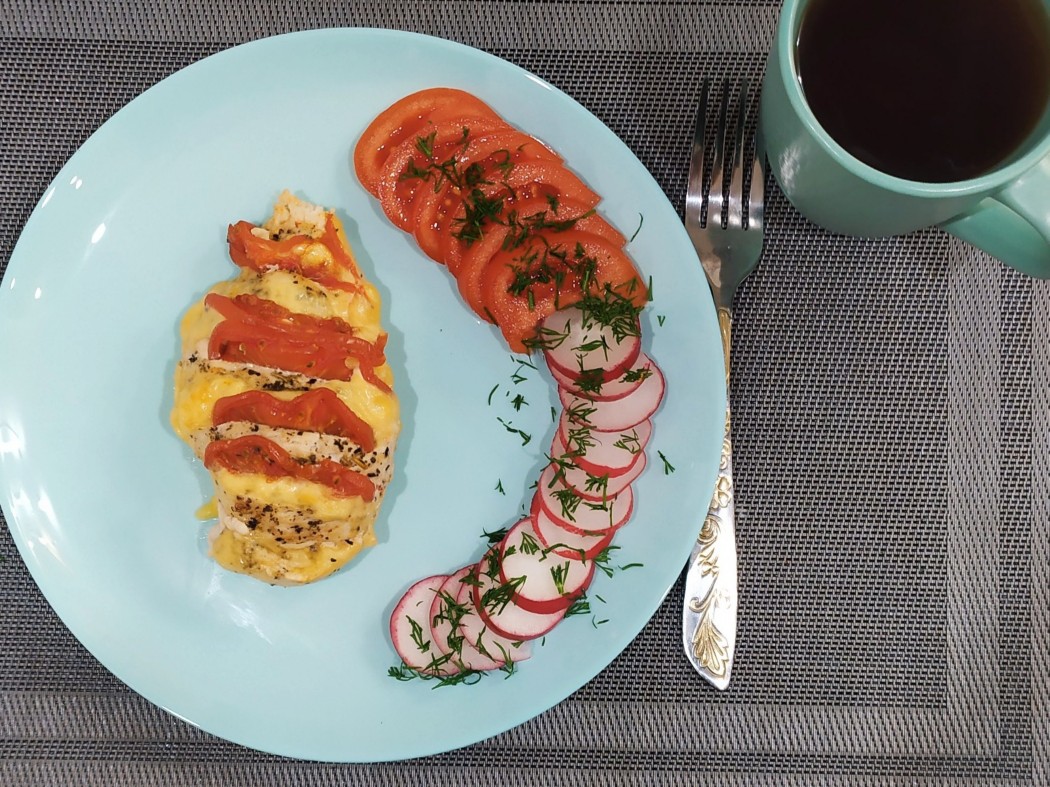 Куриное филе, запеченное с овощным соусом и сыром