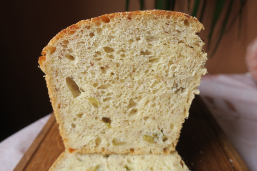 Хлеб с гречневой кашей и оливками