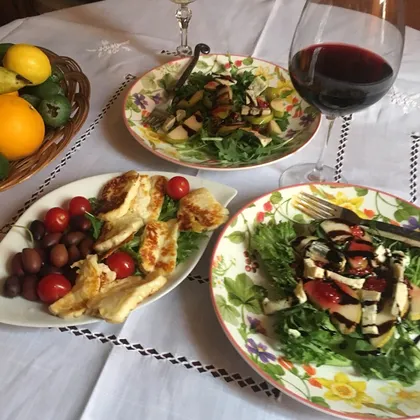 Жареный сыр халуми и салат грушей и сыром Дор-блю