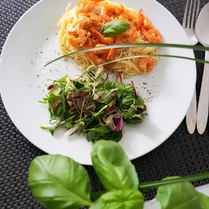 Спагетти с креветками в сливочном соусе и салат