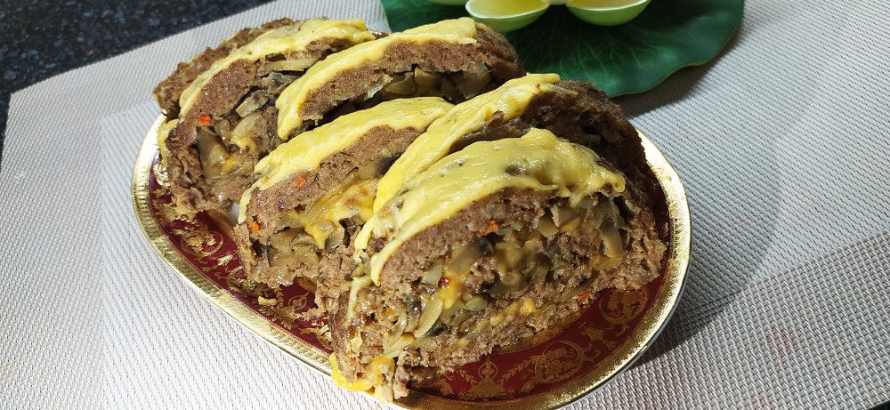 Мясной рулет с грибами