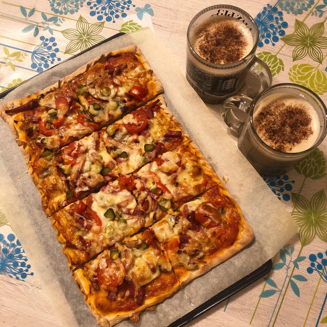 Пицца на дрожжевом тесте в духовке - рецепт с фото пошагово