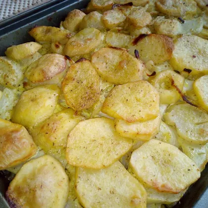Запечённый картофель с луком и кабачком