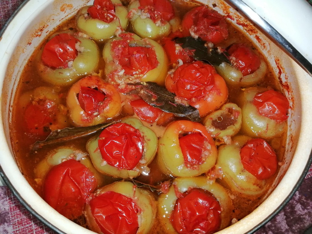Фаршированный перец с помидорами в томатном соке