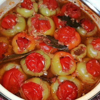 Фаршированный перец с помидорами в томатном соке