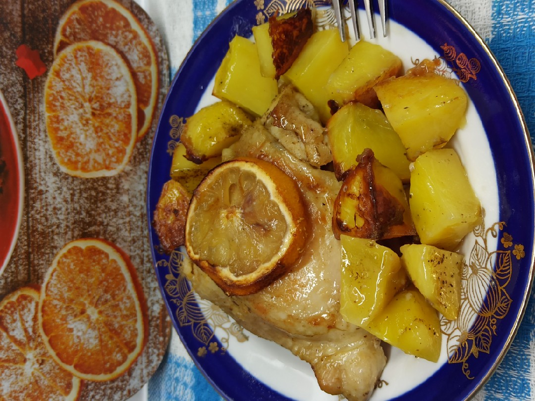 Картофель в духовке с куриными бедрышками и лимоном