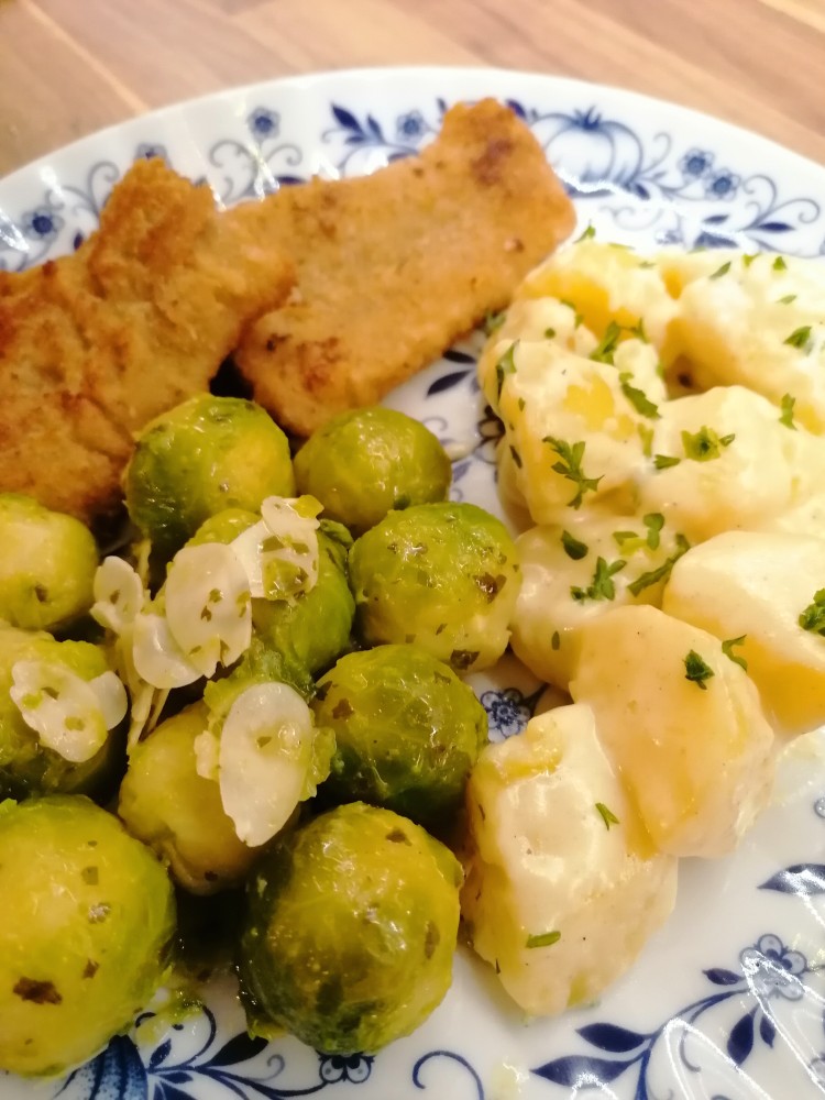 Картофель бешамель, брюссельская капуста и рыбка в панаде