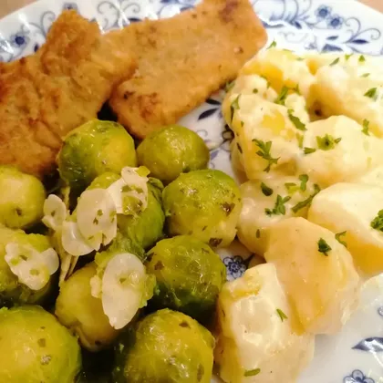 Картофель бешамель, брюссельская капуста и рыбка в панаде