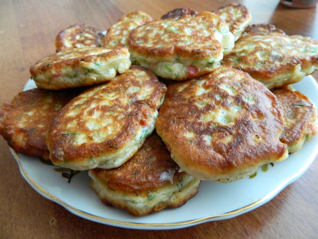 Оладьи с зеленым луком и крабовыми палочками