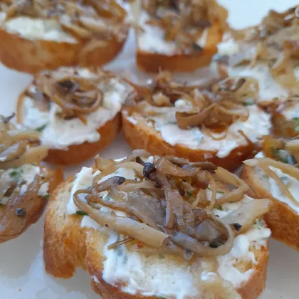 Закусочные бутерброды с творожным сыром и грибами с луком