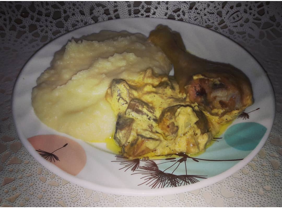 Куриные ножки в соусе с грибами