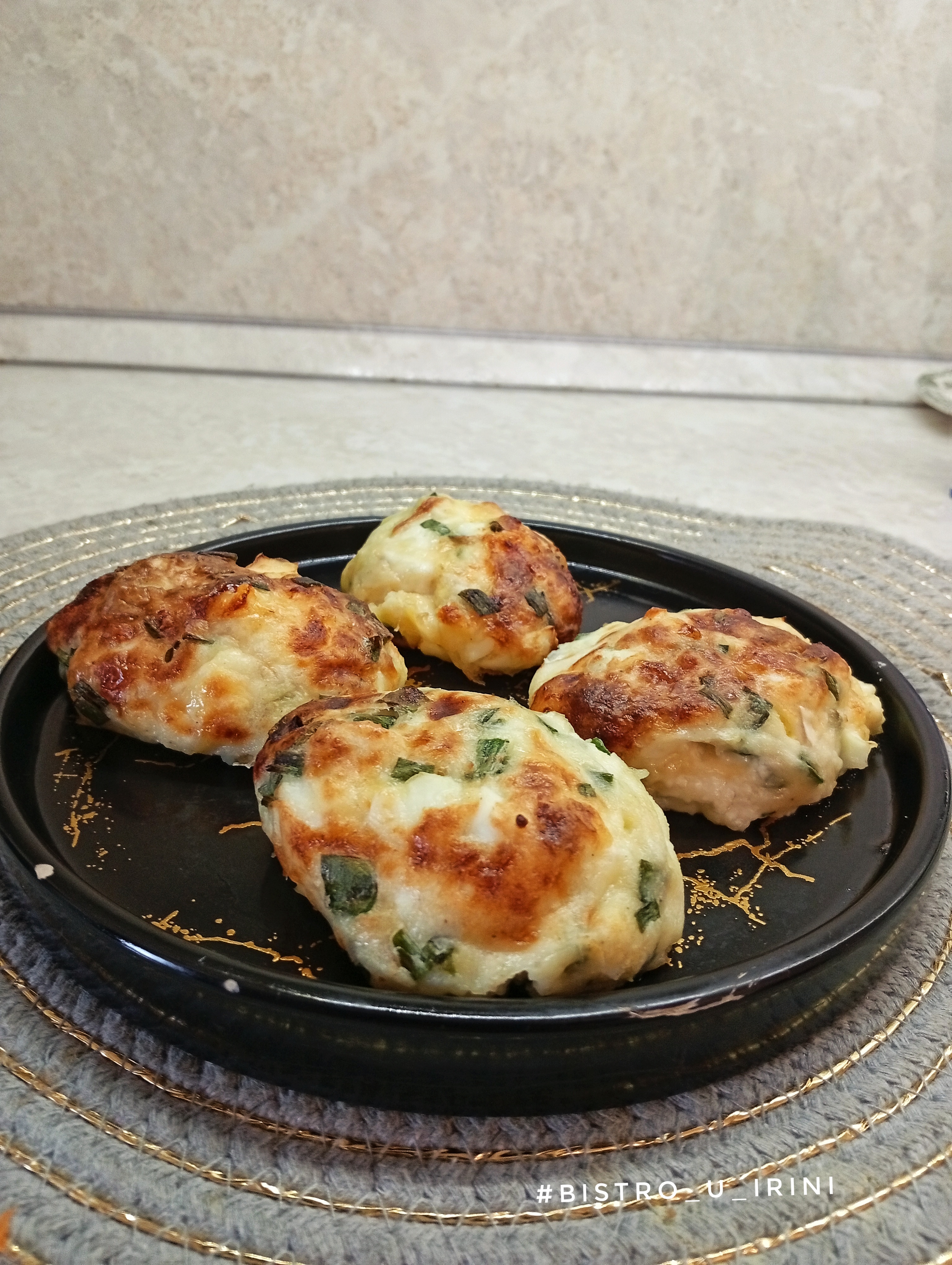 Ленивые пирожки с зеленым луком, сыром и яйцами