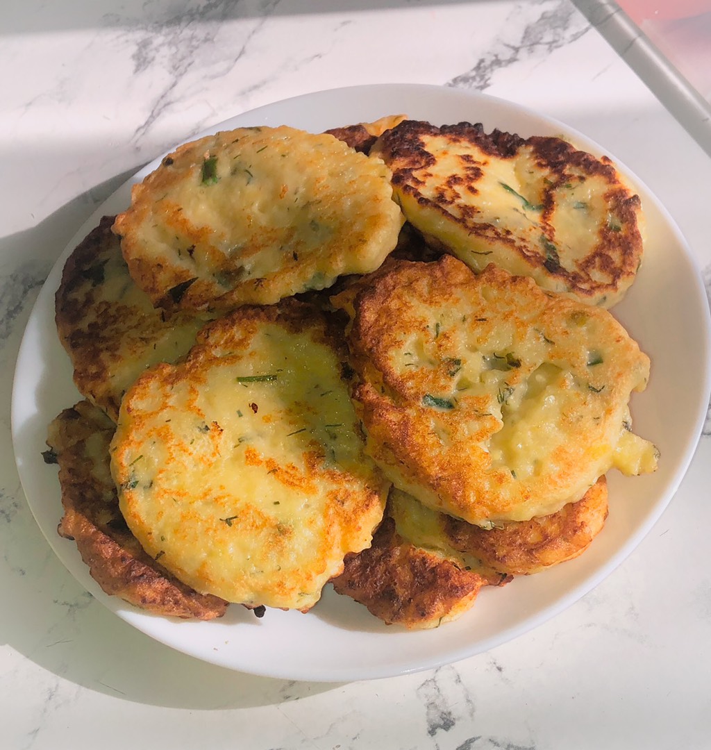 драники из кабачков и картофеля с сыром на сковороде рецепт с фото | Дзен
