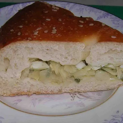 Пирог со свежей капустой, зеленью и яйцом