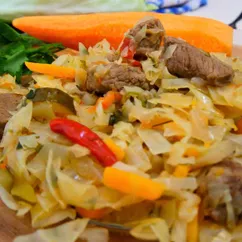 Тушеная аппетитная капуста с мясом