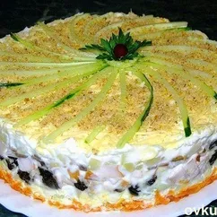 Слоеный закусочный торт с копчёной курицей, черносливом и шампиньонами