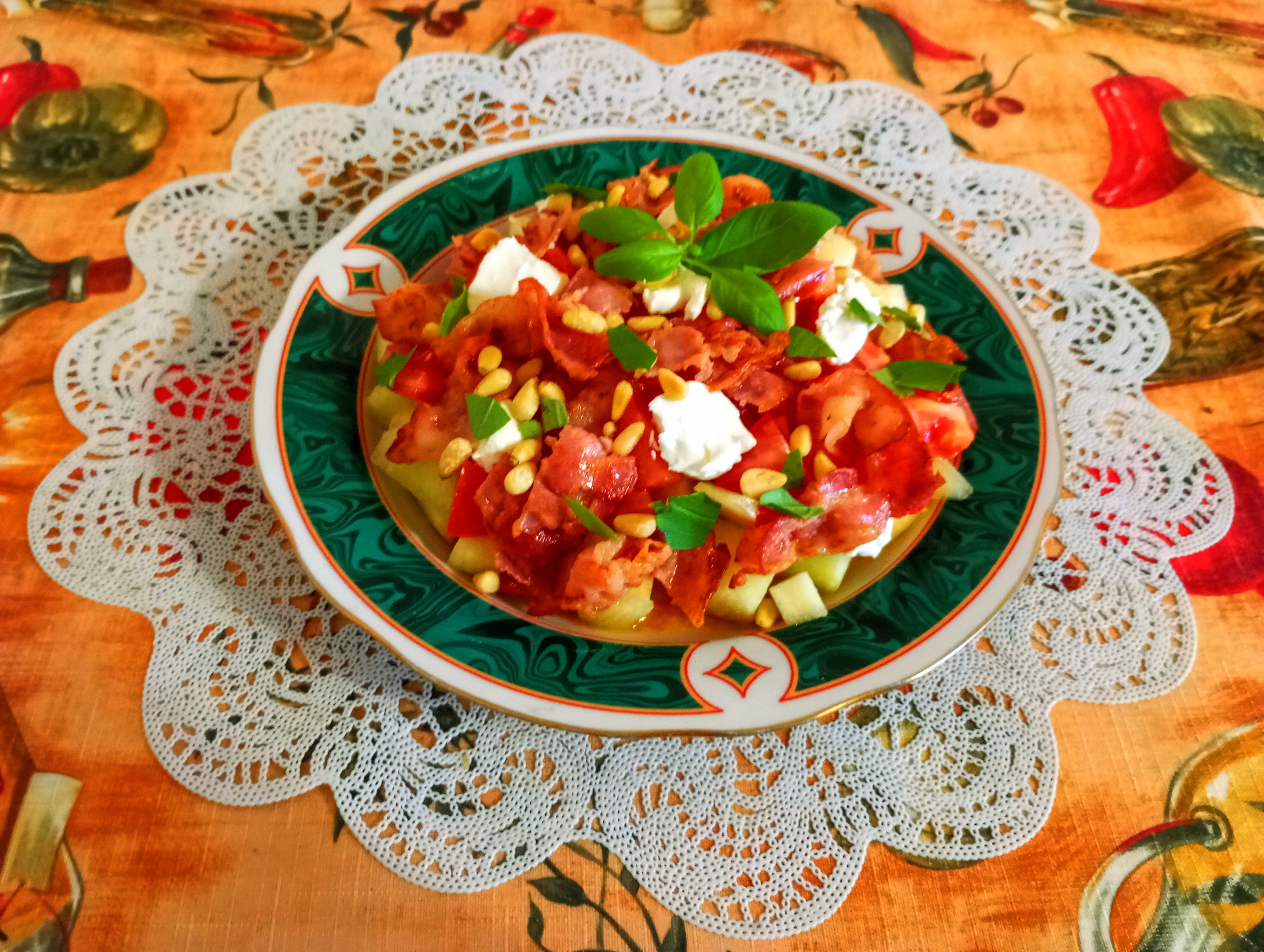 Салат с дыней, беконом, помидорами  и творожным сыром