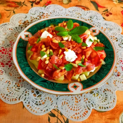 Салат с дыней, беконом, помидорами  и творожным сыром