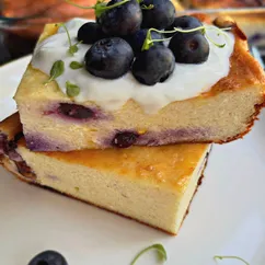 Творожная запеканка с манкой и голубикой 