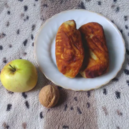 Пирожки с яблоками и орехами