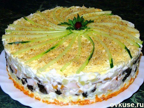 Слоеный торт с копчёной курицей, черносливом и шампиньонами