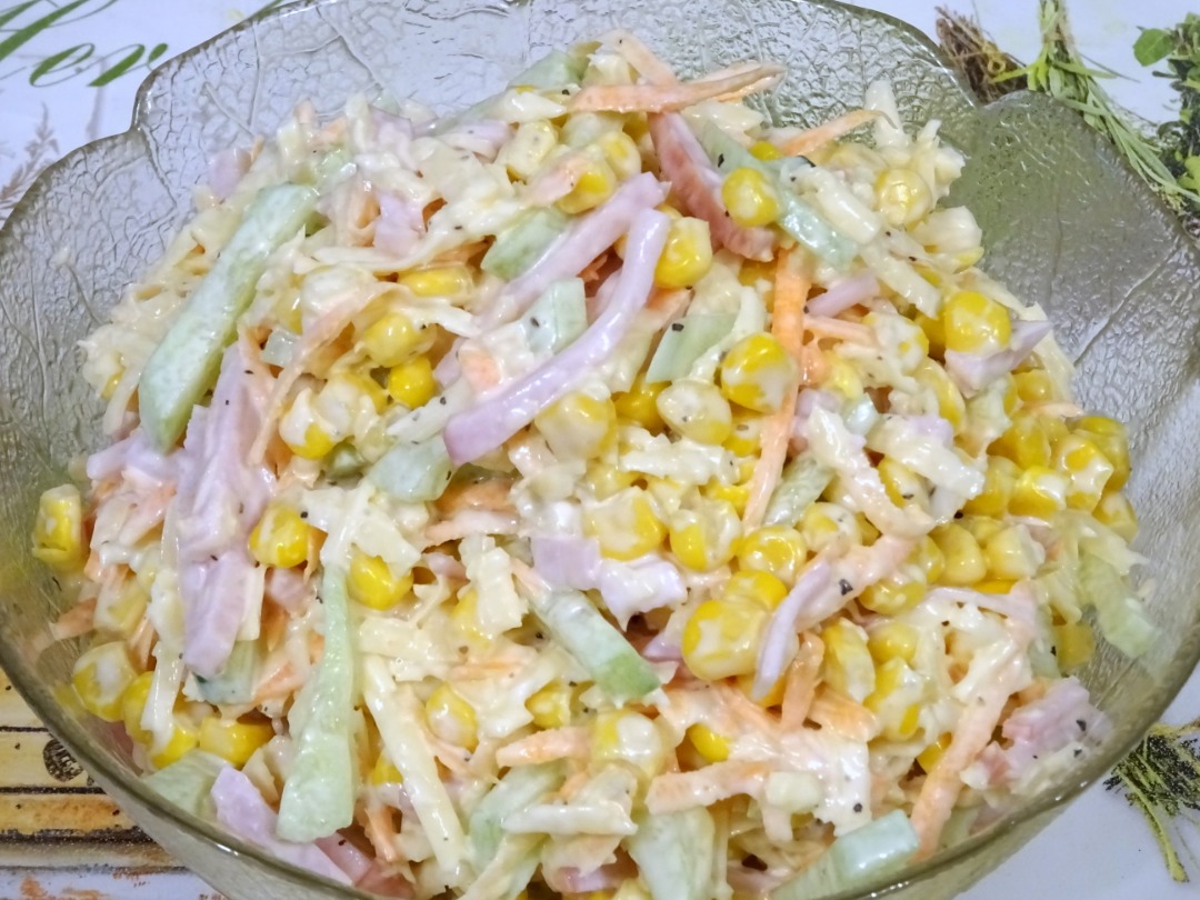 Салат на раз, два с карбонадом и огурцом