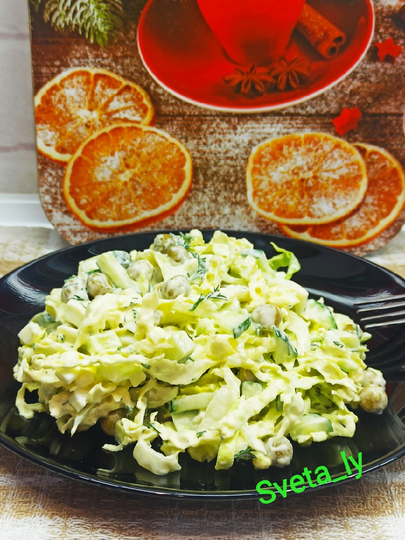 Салат из пекинской капусты с огурцом и зелёным горошком
