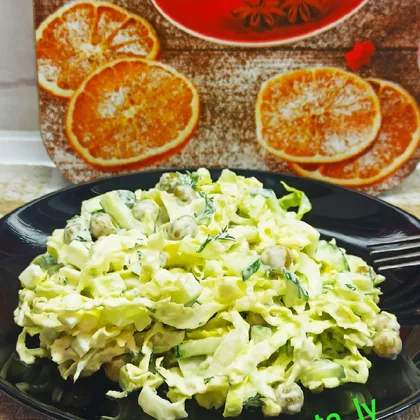 Салат из пекинской капусты с огурцом и зелёным горошком