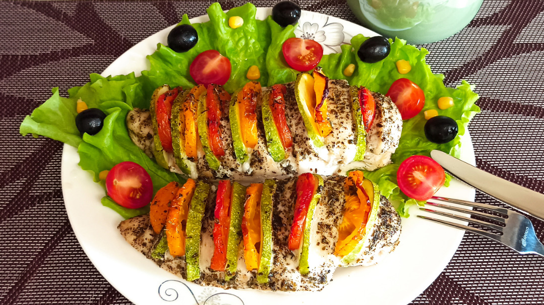 Куриное филе с кабачками и помидорами